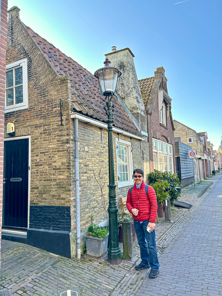 Pete standing next to a lamp post in Enkhuizen