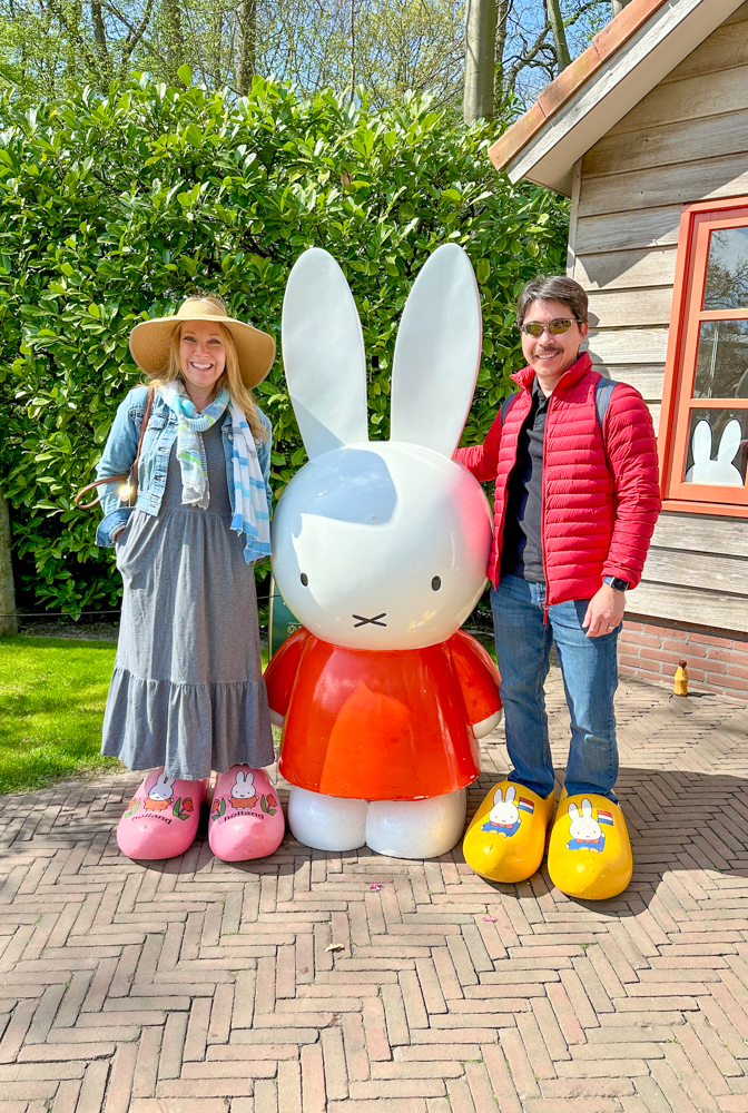 Rachelle and Pete posing next to Miffy bunny stature in Keukenhof Gardens