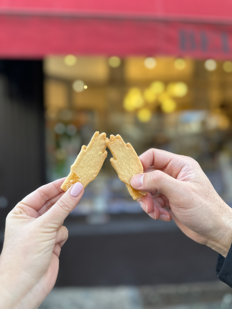 Antwerp hands cookies